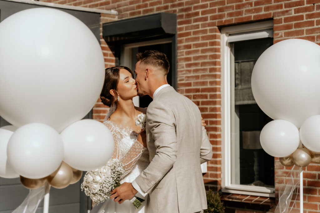 Kus tijdens first look Eerste kus van het bruidspaar tijdens een romantische buitenbruiloft.