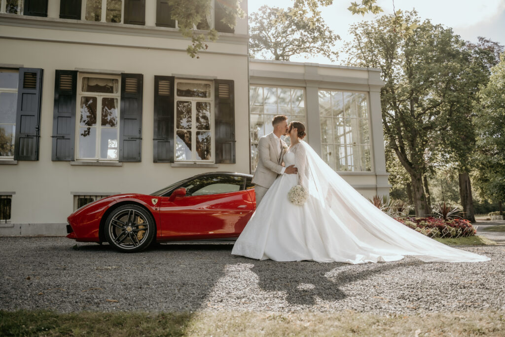 Bruidspaar met rode Ferrari trouwauto bij Landgoed Mattemburgh