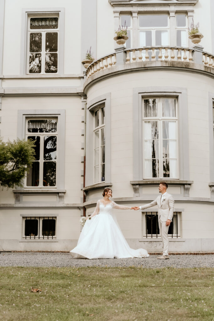 Landhuis op Landgoed Mattemburgh met ontspannen bruidspaar