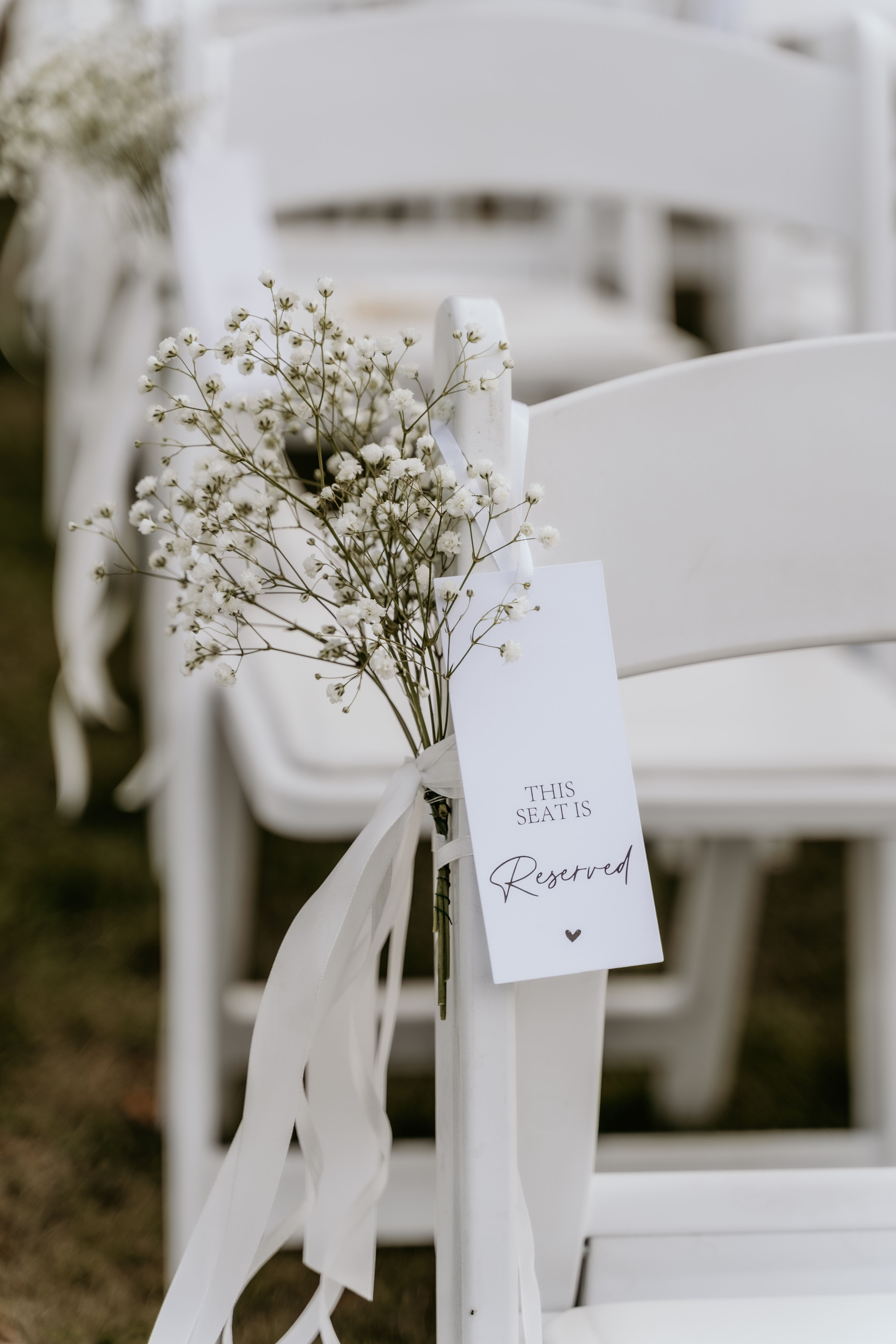 Tijdens de trouwceremonie zijn de stoelen mooi gestyled met bloemen en naamkaartjes