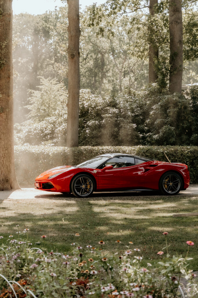 Rode Ferrari trouwauto in avondzon