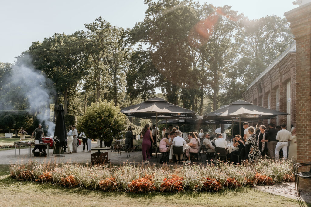 Gasten dineren tijdens golden hour bij Landgoed Mattemburgh
