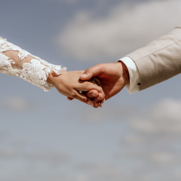 Spontane bruidsfotografie in Zeeland met handen