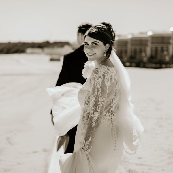 Spontane bruidsfotografie in Zeeland op het strand