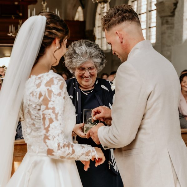 Spontane bruidsfotografie in Zeeland met trouwringen