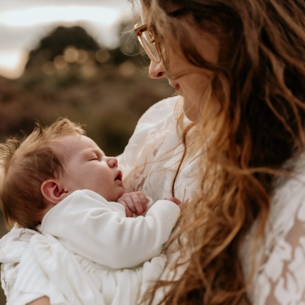 Gezinsfotoshoot tijdens golden hour in de natuur in Zeeland met newborn en baby