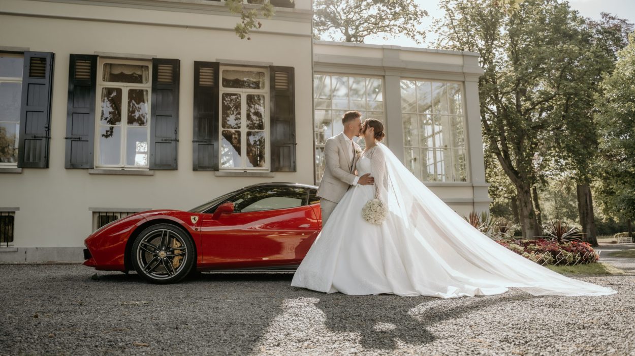 Bruidspaar met rode Ferrari trouwauto bij Landgoed Mattemburgh