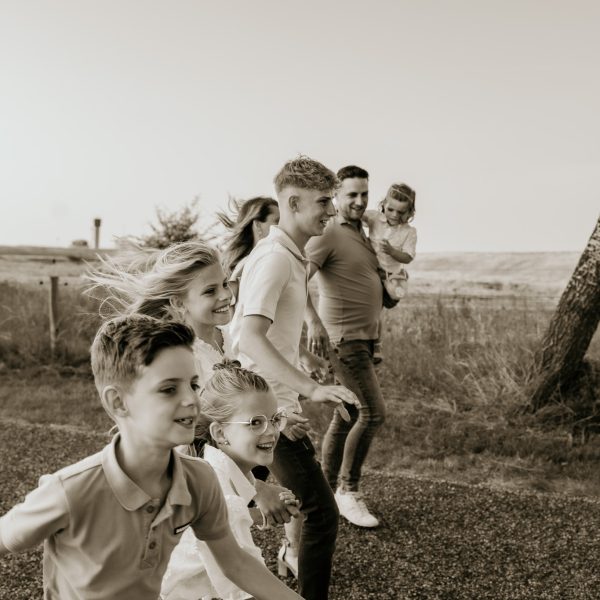 spontane-gezinsfotografie-natuur-zeeland-lachende-kinderen.jpg