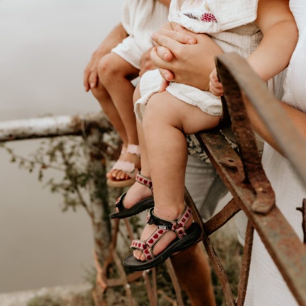 Gezinsfotoshoot tijdens golden hour in de natuur in Zeeland met spelende kinderen.