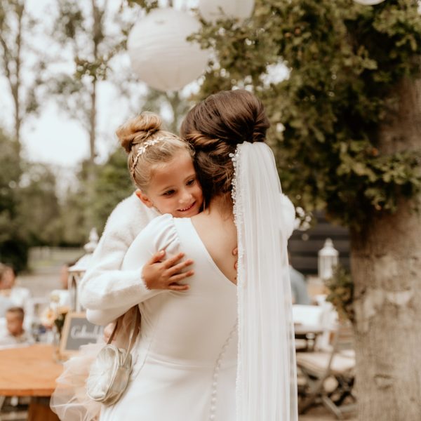 Spontane bruidsfotografie in Zeeland met echte emoties